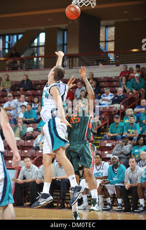 20. November 2009 - Charleston, SC, USA - 20. November 2009: Miamis Julian Gamble (45) erhält seine einzige Korb des Spiels.  Miami Hurricanes Hold off die UNC-Wilmington Seahawks 67-60 bei ESPN Charleston Classic in Carolina erste Arena in Charleston, SC. statt (Credit-Bild: © Tim Cowie/Southcreek Global/ZUMApress.com) Stockfoto