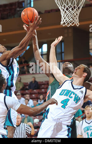 20. November 2009 - Charleston, SC, USA - 20. November 2009: Matt Wilson (4) kämpft für einen Rebound mit seinem Teamkollegen Seahawk.  Miami Hurricanes Hold off die UNC-Wilmington Seahawks 67-60 bei ESPN Charleston Classic in Carolina erste Arena in Charleston, SC. statt (Credit-Bild: © Tim Cowie/Southcreek Global/ZUMApress.com) Stockfoto