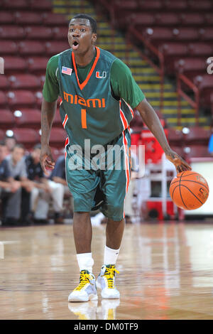 20. November 2009 - Charleston, SC, USA - 20. November 2009: Durand Scott (1) bellt Anweisungen zu seinem Teamkollegen Hurrikan.  Miami Hurricanes Hold off die UNC-Wilmington Seahawks 67-60 bei ESPN Charleston Classic in Carolina erste Arena in Charleston, SC. statt (Credit-Bild: © Tim Cowie/Southcreek Global/ZUMApress.com) Stockfoto