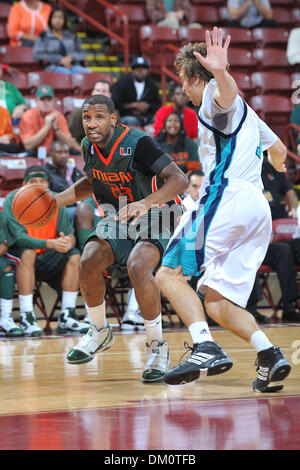 20. November 2009 - Charleston, SC, USA - 20. November 2009: James Tau (23) von Miami bricht durch seine Seahawk-Verteidiger.  Miami Hurricanes Hold off die UNC-Wilmington Seahawks 67-60 bei ESPN Charleston Classic in Carolina erste Arena in Charleston, SC. statt (Credit-Bild: © Tim Cowie/Southcreek Global/ZUMApress.com) Stockfoto