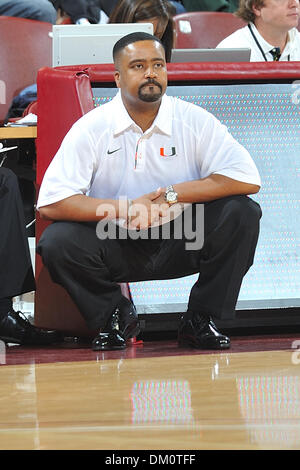 20. November 2009 - Charleston, SC, USA - 20. November 2009: Miami Hurricanes Hold off die UNC-Wilmington Seahawks 67-60 bei ESPN Charleston Classic in Carolina erste Arena in Charleston, SC. statt (Credit-Bild: © Tim Cowie/Southcreek Global/ZUMApress.com) Stockfoto