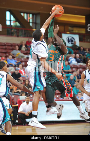 20. November 2009 - Charleston, SC, USA - 20. November 2009: Darryl Felder (30) von Wilmington blockiert Malcolm Grant (3) Antrieb in den Warenkorb legen.  Miami Hurricanes Hold off die UNC-Wilmington Seahawks 67-60 bei ESPN Charleston Classic in Carolina erste Arena in Charleston, SC. statt (Credit-Bild: © Tim Cowie/Southcreek Global/ZUMApress.com) Stockfoto