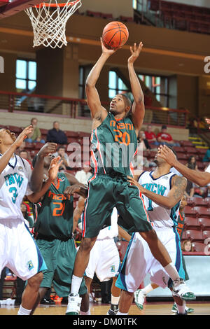 20. November 2009 - Charleston, SC, USA - 20. November 2009: Cyrus McGowan (20) von Miami liegt in zwei der 9 Punkte für den Nachmittag.  Miami Hurricanes Hold off die UNC-Wilmington Seahawks 67-60 bei ESPN Charleston Classic in Carolina erste Arena in Charleston, SC. statt (Credit-Bild: © Tim Cowie/Southcreek Global/ZUMApress.com) Stockfoto