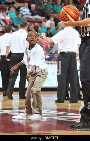 20. November 2009 - Charleston, SC, USA - 20. November 2009: ein kleiner Ball Junge schaut der Schiedsrichter, um Anweisungen zu erhalten.  Miami Hurricanes Hold off die UNC-Wilmington Seahawks 67-60 bei ESPN Charleston Classic in Carolina erste Arena in Charleston, SC. statt (Credit-Bild: © Tim Cowie/Southcreek Global/ZUMApress.com) Stockfoto