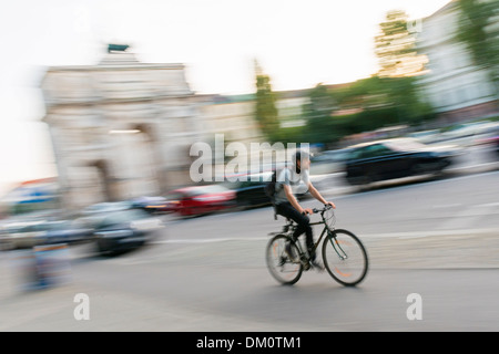 Fahrrad-Fahrer vor Siegestor, München, Bayern, Deutschland Stockfoto