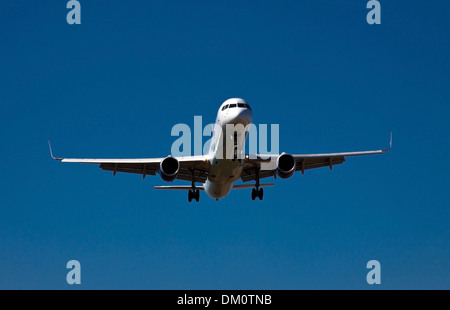 Foto von einem Flugzeug einige Sekunden vor der Landung Stockfoto