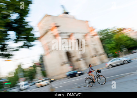Fahrrad-Fahrer vor Siegestor, München, Bayern, Deutschland Stockfoto