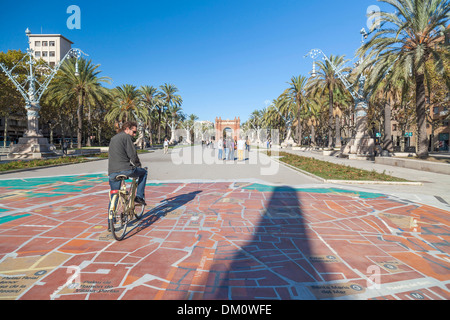 Barcelona,Catalonia,Spain.man Bike suchen Schatten. Stockfoto