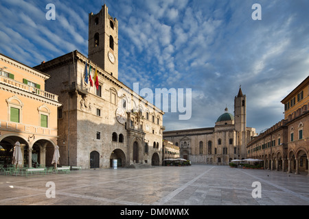 Piazza del Popolo im Morgengrauen, Ascoli Piceno, Marken, Italien Stockfoto