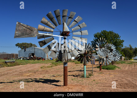 Windmühle Zaun entlang der alten Route 66, Erick, Oklahoma Stockfoto