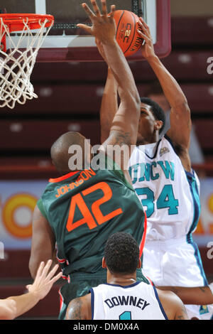 20. November 2009 - Charleston, SC, USA - 20. November 2009: Ahmad Grant (34) fährt in den Warenkorb und wird durch Miamis Reggie Johnson (42) blockiert.  Miami Hurricanes Hold off die UNC-Wilmington Seahawks 67-60 bei ESPN Charleston Classic in Carolina erste Arena in Charleston, SC. statt (Credit-Bild: © Tim Cowie/Southcreek Global/ZUMApress.com) Stockfoto