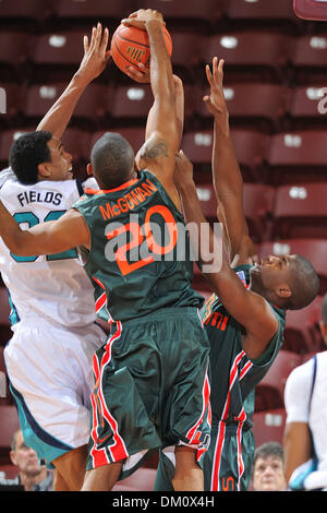 20. November 2009 - Charleston, SC, USA - 20. November 2009: Cyrus McGowan (20) von Miami blockiert die Wilmington John Fields (32).  Miami Hurricanes Hold off die UNC-Wilmington Seahawks 67-60 bei ESPN Charleston Classic in Carolina erste Arena in Charleston, SC. statt (Credit-Bild: © Tim Cowie/Southcreek Global/ZUMApress.com) Stockfoto