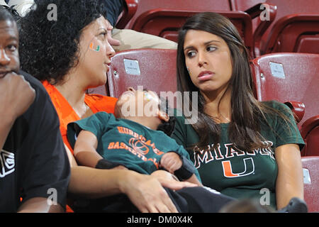 20. November 2009 - Charleston, SC, USA - 20. November 2009: einige müde Fans Rest bei einem späten zweiten Hälfte Timeout.  Miami Hurricanes Hold off die UNC-Wilmington Seahawks 67-60 bei ESPN Charleston Classic in Carolina erste Arena in Charleston, SC. statt (Credit-Bild: © Tim Cowie/Southcreek Global/ZUMApress.com) Stockfoto