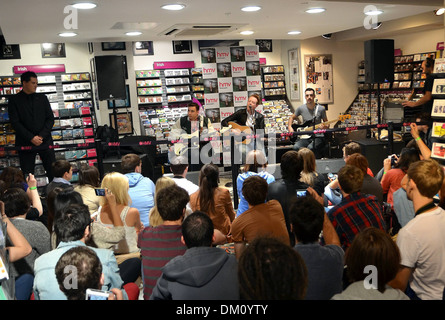 Sam Halliday Alex Trimble Kevin Baird Two Door Cinema Club spielen live Akustik und Unterzeichnung ihres Nr. 1 Albums "Beacon" bei HMV Stockfoto