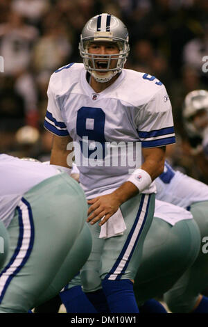 19. Dezember 2009 - New Orleans, Louisianna, USA - 19. Dezember 2009: Tony Romo (9) schreit ein akustisches über die Menge Lärm in den Superdome während der Spielaktion in der NFL Football-Spiel zwischen den Dallas Cowboys und die New Orleans Saints an der Superdome in New Orleans, Louisiania.  Die Cowboys besiegte die Heiligen 24-17. (Kredit-Bild: © Fichte Derden/Southcreek Global/ZUMApress.com) Stockfoto