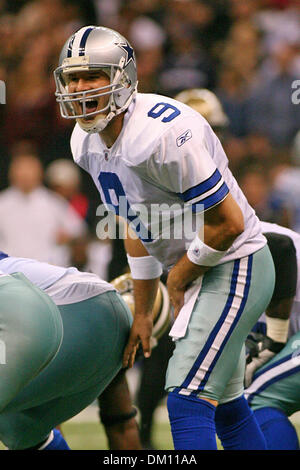 20. Dezember 2009 - New Orleans, Louisianna, USA - 19. Dezember 2009: Tony Romo (9) schreit ein akustisches während der Spielaktion in der NFL Football-Spiel zwischen den Dallas Cowboys und die New Orleans Saints an der Superdome in New Orleans, Louisiania.  Die Cowboys besiegte die Heiligen 24-17. (Kredit-Bild: © Fichte Derden/Southcreek Global/ZUMApress.com) Stockfoto