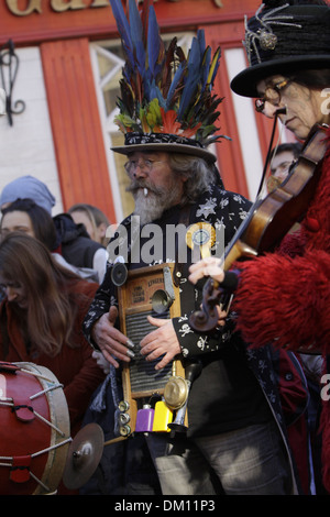 Das schwarze Schwein Grenzen Morris Männer führen Festival Whittlesey Stroh tragen, Cambridgeshire, Großbritannien Stockfoto