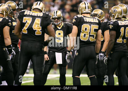 23. Dezember 2009 - New Orleans, Louisianna, USA - 19. Dezember 2009: Drew Brees (9) im Gespräch mit dem Team in ein Wirrwarr während der Spielaktion in der NFL Football-Spiel zwischen den Dallas Cowboys und die New Orleans Saints an der Superdome in New Orleans, Louisiania.  Die Cowboys besiegte die Heiligen 24-17. (Kredit-Bild: © Fichte Derden/Southcreek Global/ZUMApress.com) Stockfoto