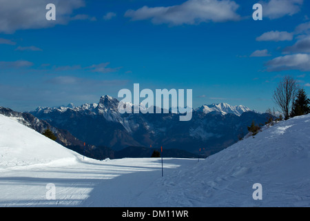 Ein Vormittag auf einer Skipiste auf Dolomiti, Italien Stockfoto