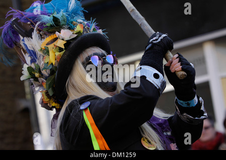 Das schwarze Schwein Grenzen Morris Männer führen Festival Whittlesey Stroh tragen, Cambridgeshire, Großbritannien Stockfoto