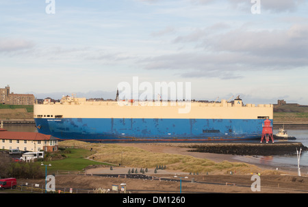 Autotransporter Grand Phoenix in den Fluss Tyne begleitet von Schleppern South Shields Nordostengland, UK Stockfoto