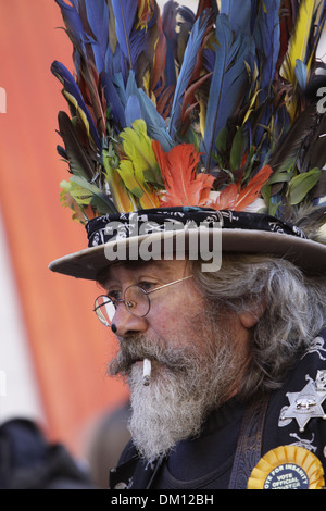 Das schwarze Schwein Grenzen Morris Männer führen Festival Whittlesey Stroh tragen, Cambridgeshire, Großbritannien Stockfoto