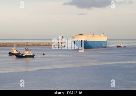 Autotransporter Grand Phoenix in den Fluss Tyne begleitet von Schleppern South Shields Nordostengland, UK Stockfoto