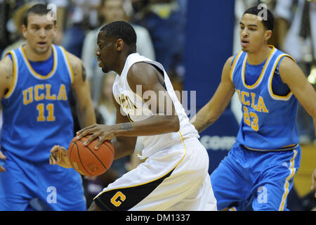 4. Januar 2010 - Berkeley, Kalifornien, USA - 6. Januar 2010: Cal SO Guard D.J. Seeley (1) läuft die Straftat während der NCAA PAC-10 Basketball-Spiel zwischen den UCLA Bruins und die Cal-Bären im Haas-Pavillon in Berkeley, Kalifornien.  Nach führenden die meisten des Spiels fiel Cal UCLA 76-75 in der Overtime. (Kredit-Bild: © Matt Cohen/Southcreek Global/ZUMApress.com) Stockfoto