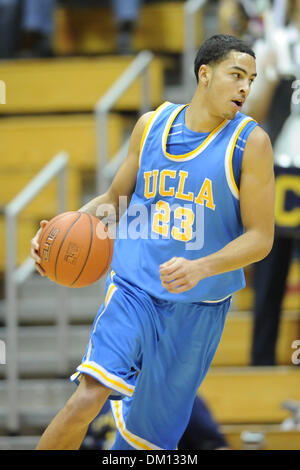 4. Januar 2010 - Berkeley, Kalifornien, USA - 6. Januar 2010: UCLA FR Forward Tyler Honeycutt (23) steuert den Ball bei der PAC-10 NCAA Basketball-Spiel zwischen den UCLA Bruins und die Cal-Bären im Haas-Pavillon in Berkeley, Kalifornien.  Nach führenden die meisten des Spiels fiel Cal UCLA 76-75 in der Overtime. (Kredit-Bild: © Matt Cohen/Southcreek Global/ZUMApress.com) Stockfoto