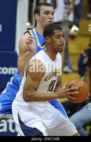 4. Januar 2010 - Berkeley, Kalifornien, USA - 6. Januar 2010: SR Cal vorwärts Jamal Boykin (10) sucht einen Pass bei der PAC-10 NCAA Basketball-Spiel zwischen den UCLA Bruins und die Cal-Bären im Haas-Pavillon in Berkeley, Kalifornien.  Nach führenden die meisten des Spiels fiel Cal UCLA 76-75 in der Overtime. (Kredit-Bild: © Matt Cohen/Southcreek Global/ZUMApress.com) Stockfoto