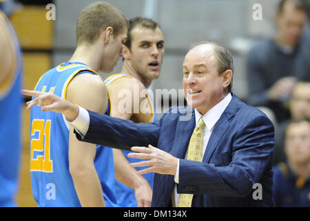 4. Januar 2010 - Berkeley, Kalifornien, USA - 6. Januar 2010: UCLA Cheftrainer Ben Howland leitet seinen Spielern während der NCAA PAC-10 Basketball-Spiel zwischen den UCLA Bruins und die Cal-Bären im Haas-Pavillon in Berkeley, Kalifornien.  Nach führenden die meisten des Spiels fiel Cal UCLA 76-75 in der Overtime. (Kredit-Bild: © Matt Cohen/Southcreek Global/ZUMApress.com) Stockfoto