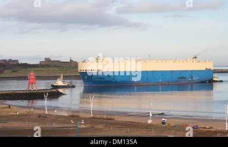 Autotransporter Grand Phoenix in den Fluss Tyne begleitet von Schleppern South Shields Nordostengland, UK Stockfoto