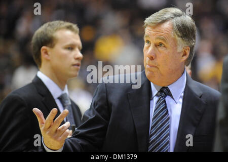 4. Januar 2010 - Berkeley, Kalifornien, USA - 6. Januar 2010: Cal Cheftrainer Mike Montgomery während der NCAA PAC-10 Basketball-Spiel zwischen den UCLA Bruins und die Cal-Bären im Haas-Pavillon in Berkeley, Kalifornien.  Nach führenden die meisten des Spiels fiel Cal UCLA 76-75 in der Overtime. (Kredit-Bild: © Matt Cohen/Southcreek Global/ZUMApress.com) Stockfoto