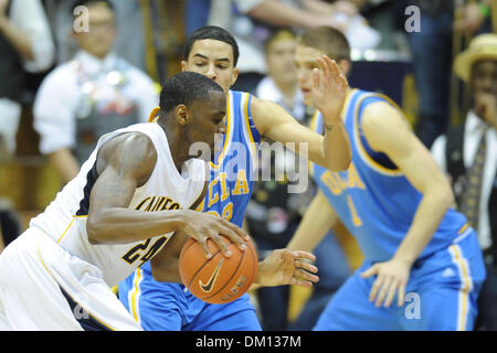 4. Januar 2010 - Berkeley, Kalifornien, USA - 6. Januar 2010: Cal SR vorwärts Theo Robertson (24) Kürzungen gegenüber den Korb während der NCAA PAC-10 Basketball-Spiel zwischen den UCLA Bruins und die Cal-Bären im Haas-Pavillon in Berkeley, Kalifornien.  Nach führenden die meisten des Spiels fiel Cal UCLA 76-75 in der Overtime. (Kredit-Bild: © Matt Cohen/Southcreek Global/ZUMApress.com) Stockfoto