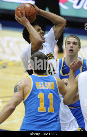 4. Januar 2010 - Berkeley, Kalifornien, USA - 6. Januar 2010: Cal SO nach vorn Omondi Amoke (21) zieht in einem Rebound bei der PAC-10 NCAA Basketball-Spiel zwischen den UCLA Bruins und die Cal-Bären im Haas-Pavillon in Berkeley, Kalifornien.  Nach führenden die meisten des Spiels fiel Cal UCLA 76-75 in der Overtime. (Kredit-Bild: © Matt Cohen/Southcreek Global/ZUMApress.com) Stockfoto