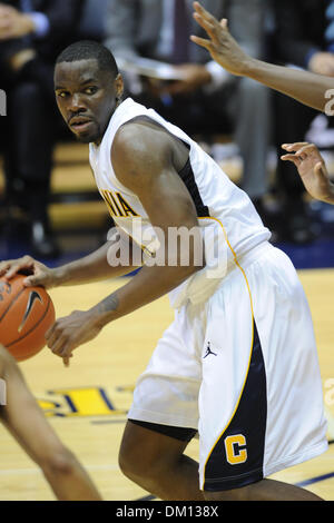 4. Januar 2010 - Berkeley, Kalifornien, USA - 6. Januar 2010: Cal SR vorwärts Theo Robertson (24) sucht einen Pass bei der PAC-10 NCAA Basketball-Spiel zwischen den UCLA Bruins und die Cal-Bären im Haas-Pavillon in Berkeley, Kalifornien.  Nach führenden die meisten des Spiels fiel Cal UCLA 76-75 in der Overtime. (Kredit-Bild: © Matt Cohen/Southcreek Global/ZUMApress.com) Stockfoto