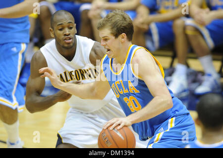 4. Januar 2010 - Berkeley, Kalifornien, USA - 6. Januar 2010: UCLA SR Guard Michael Roll (20) treibt die Spur während der NCAA PAC-10 Basketball-Spiel zwischen den UCLA Bruins und die Cal-Bären im Haas-Pavillon in Berkeley, Kalifornien.  Nach führenden die meisten des Spiels fiel Cal UCLA 76-75 in der Overtime. (Kredit-Bild: © Matt Cohen/Southcreek Global/ZUMApress.com) Stockfoto