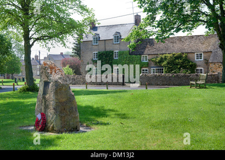 Den Dorfanger am Kingham, Oxfordshire, England. Stockfoto