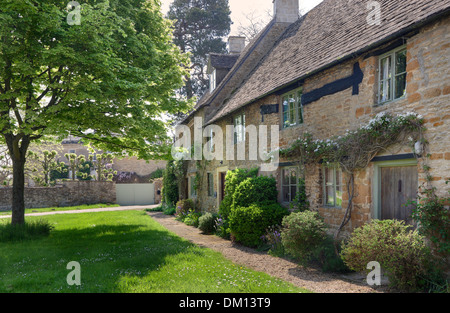 Reihe von Cotswold Hütten, niedriger Oddington, Gloucestershire, England. Stockfoto