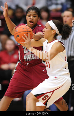 14. Januar 2010 - Stanford, Kalifornien, USA - 14. Januar 2010: Stanford SR Guard Rosalyn Gold-Onwude (21) steigt aus einem Pass unter Druck aus Washington State FR Guard KiKi Moore (24) während der Pac-10 Spiel zwischen Stanford University und der Washington State University um Maples Pavillon in Stanford, Kalifornien.  #2 auf Platz Kardinal gerouteten WSU 80-43 in Liga spielen. (Kredit-Bild: © M Stockfoto