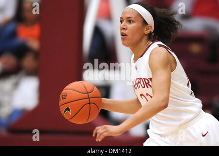 14. Januar 2010 - Stanford, Kalifornien, USA - 14. Januar 2010: Stanford SR Guard Rosalyn Gold-Onwude (21) führt eine schnelle Pause während des Spiels Pac-10 zwischen Stanford University und der Washington State University um Maples Pavillon in Stanford, Kalifornien.  #2 auf Platz Kardinal gerouteten WSU 80-43 in Liga spielen. (Kredit-Bild: © Matt Cohen/Southcreek Global/ZUMApress.com) Stockfoto