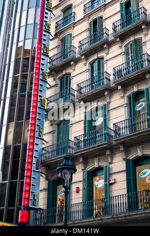 Riesige Thermometer an einem Gebäude in der Avenida Portal de L' Angel, Barcelona, Katalonien, Spanien Stockfoto