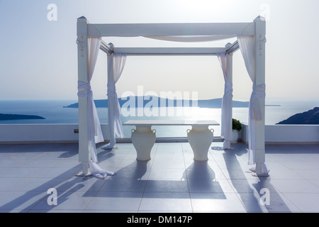 Schöne Braut Dekoration auf einem Dachgarten in Oia, Santorini, Griechenland Stockfoto