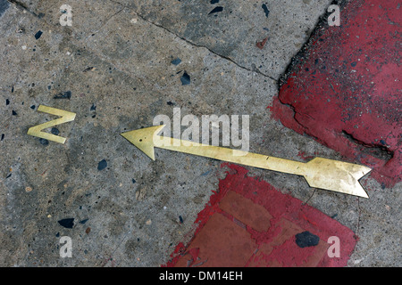 Pfeil zeigt Norden mit rot lackiert Bodenmarkierungen, Freedom Trail, Boston, Massachusetts, USA Stockfoto