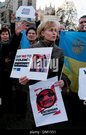 Proteste in London zur Unterstützung von gewalttätigen Demonstrationen in der Ukraine fordern den Rücktritt der Regierung unter Präsident V Stockfoto