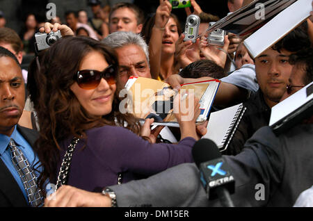 25. April 2002 - K43640AR. KATIE HOLMES IN DER ED SULLIVAN THEATER, FÜR EINE AUFZEICHNUNG DER "LATE SHOW WITH DAVID LETTERMAN'', IN NEW YORK CITY. 09.06.2005. ANDREA RENAULT-KATIE HOLMES(Credit Image: © Globe Photos/ZUMAPRESS.com) Stockfoto