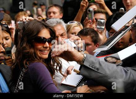 25. April 2002 - K43640AR. KATIE HOLMES IN DER ED SULLIVAN THEATER, FÜR EINE AUFZEICHNUNG DER "LATE SHOW WITH DAVID LETTERMAN'', IN NEW YORK CITY. 09.06.2005. ANDREA RENAULT-KATIE HOLMES(Credit Image: © Globe Photos/ZUMAPRESS.com) Stockfoto