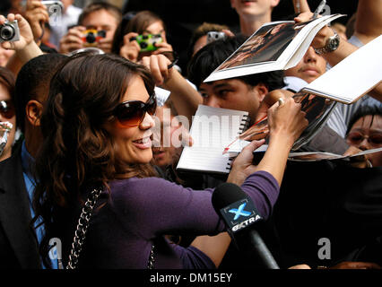 25. April 2002 - K43640AR. KATIE HOLMES IN DER ED SULLIVAN THEATER, FÜR EINE AUFZEICHNUNG DER "LATE SHOW WITH DAVID LETTERMAN'', IN NEW YORK CITY. 09.06.2005. ANDREA RENAULT-KATIE HOLMES(Credit Image: © Globe Photos/ZUMAPRESS.com) Stockfoto