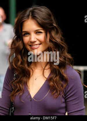 25. April 2002 - K43640AR. KATIE HOLMES IN DER ED SULLIVAN THEATER, FÜR EINE AUFZEICHNUNG DER "LATE SHOW WITH DAVID LETTERMAN'', IN NEW YORK CITY. 09.06.2005. ANDREA RENAULT-KATIE HOLMES(Credit Image: © Globe Photos/ZUMAPRESS.com) Stockfoto