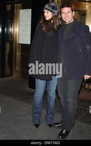 7. Mai 2002 - K46260AR. KATIE HOLMES UND TOM CRUISE VERLASSEN SIE IHR HOTEL FÜR DEN ABEND IN NEW YORK CITY ON 15. DEZEMBER 2005 ANDREA RENAULT-2005.TOM KREUZFAHRT. KATIE HOLMES(Credit Image: © Globe Photos/ZUMAPRESS.com) Stockfoto